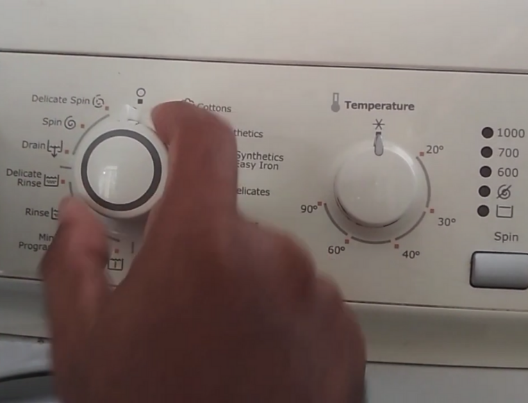 Tahap akhir reset pada mesin cuci Electrolux, menunjukkan knop dalam posisi terakhir